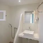 Hostel Nikos *